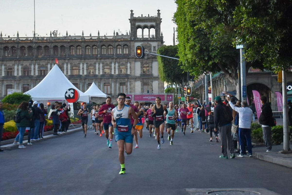 Personas en carrera en el zócalo CDMX. Foto: Gobierno Ciudad de México