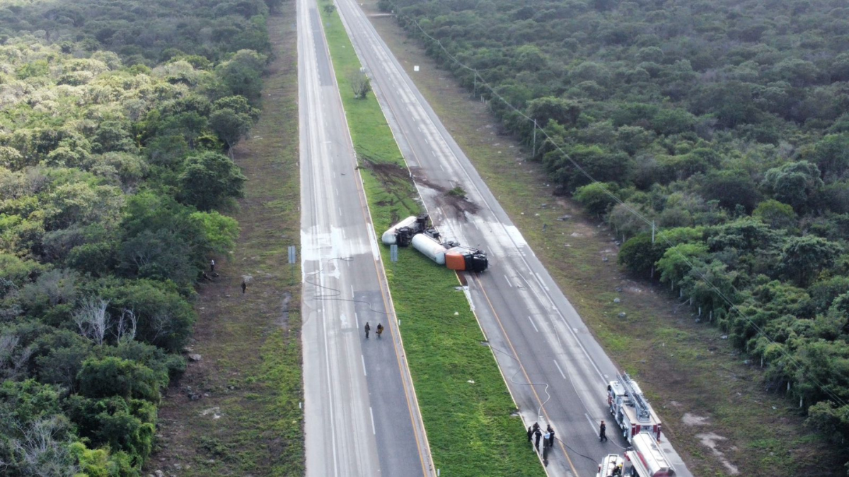 La volcadura ocurrió minutos después del mediodía de este domingo Foto: Protección Civil