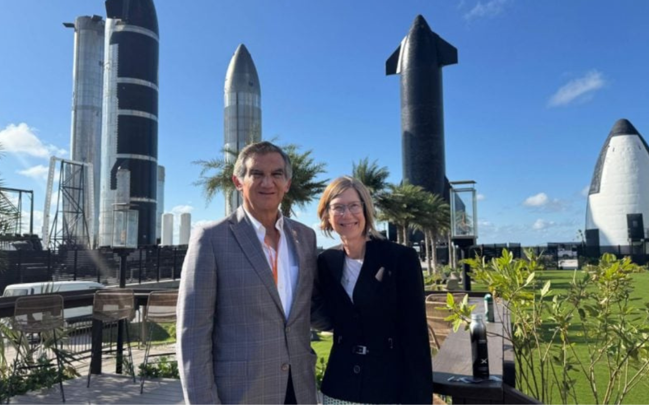 El gobernador de Tamaulipas Américo Villareal fue acompañado de la Cónsul Brianna Powers en su visita a SpaceX. Foto: Gobierno de Tamaulipas