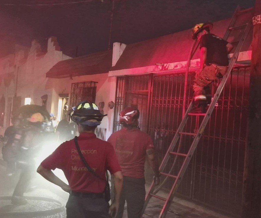 Elementos de Protección Civil de Monterrey atendiendo la emergencia. Foto: Protección Civil de Nuevo León.