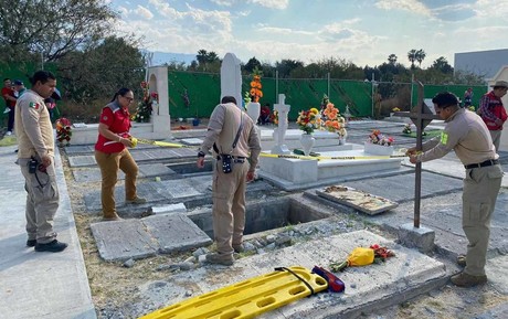 Mujer cae en fosa del panteón Santo Cristo en Saltillo; Bomberos la rescatan