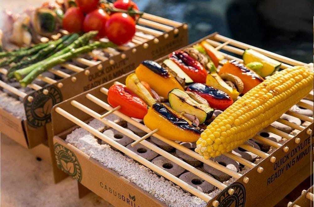 Este producto de la marca Casus Grill tiene la misma función de un asador convencional, pero es compacto, movible y desechable. Foto: Redes sociales