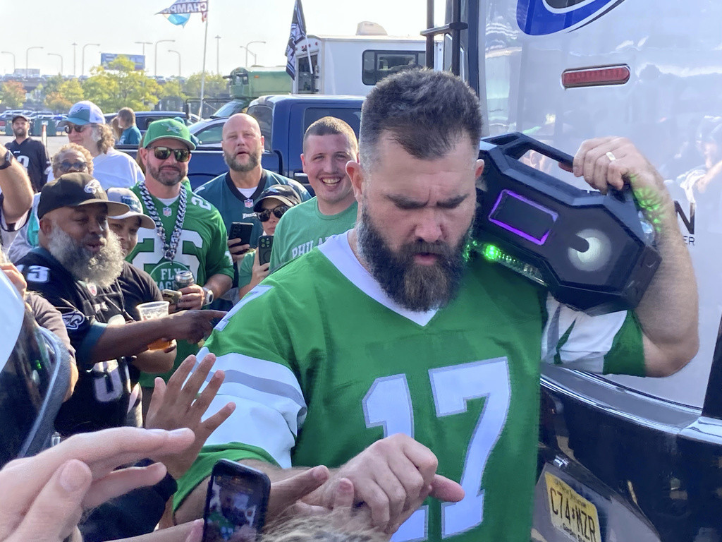 El centro retirado de los Eagles, Jason Kelce, saluda a aficionados. (Foto AP/Dan Gelston)