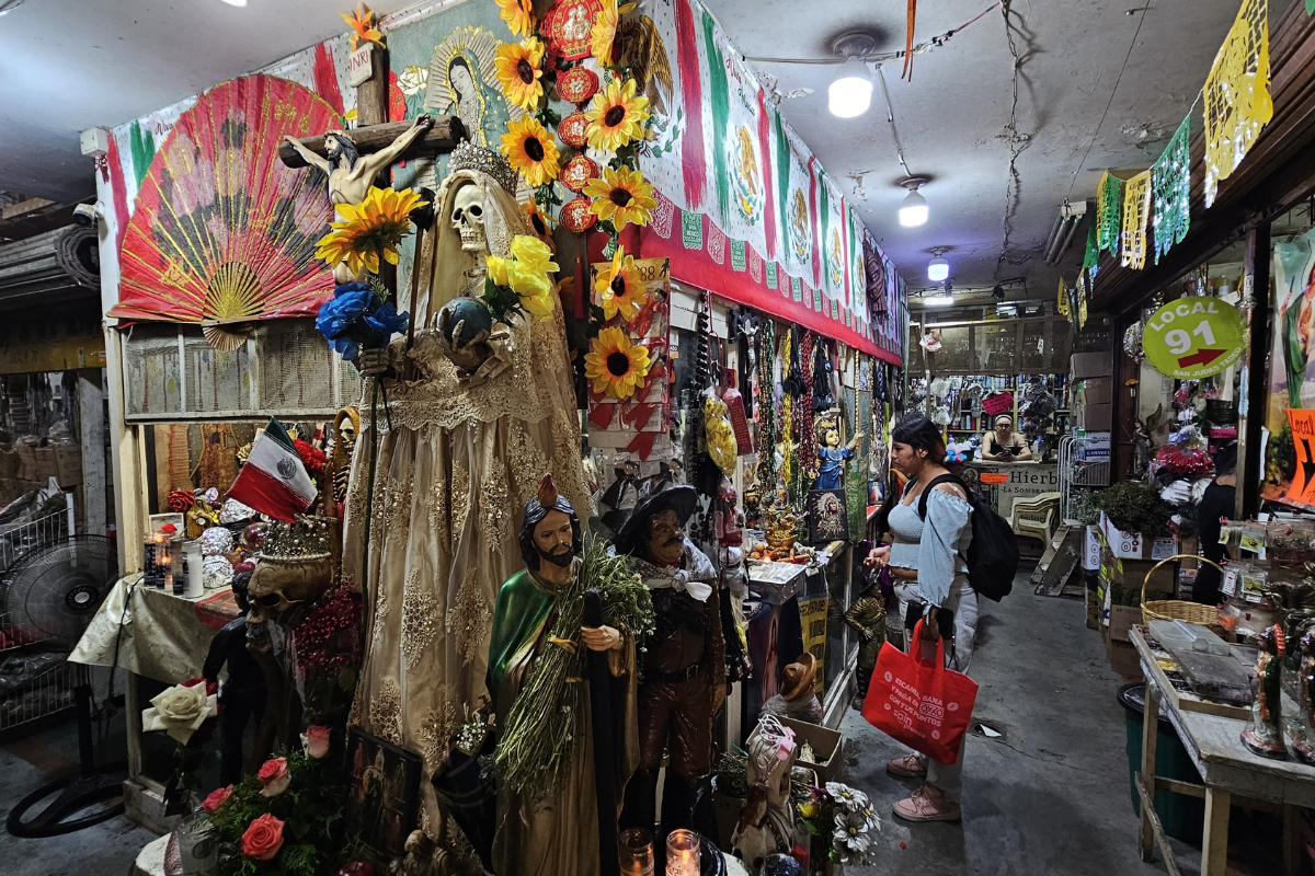 Algunas hierberías son casi tan antiguas como el mismo mercado Argüelles. Foto: Victoria Jiménez