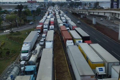 ¡Cerrada! Autopista México-Querétaro se convierte en estacionamiento por 40 Km