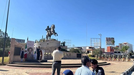 >Rinden homenaje a Pancho Villa con una ofrenda floral en el monumento con su nombre