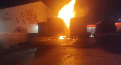 Incendio en gasolinera de Monterrey; unidad de carga queda envuelta en llamas