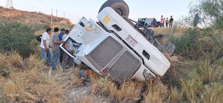 Tractocamión se desbarranca en Mina: hay una persona lesionada