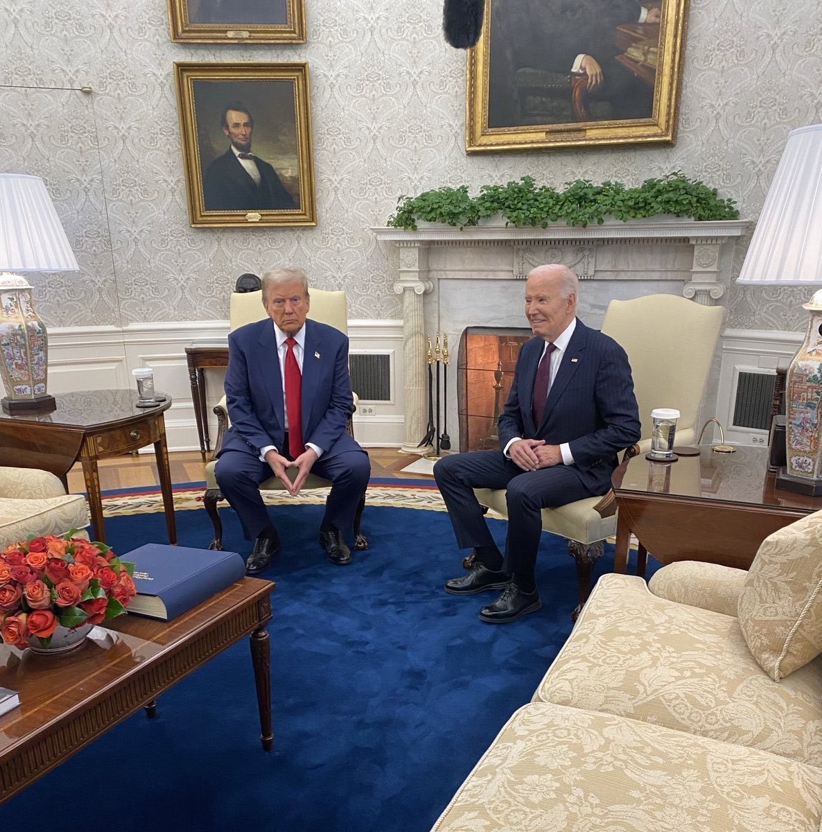 Este encuentro histórico entre Trump y Biden representa el primer paso en el proceso de transición presidencia. Foto: X @ReporteYA.