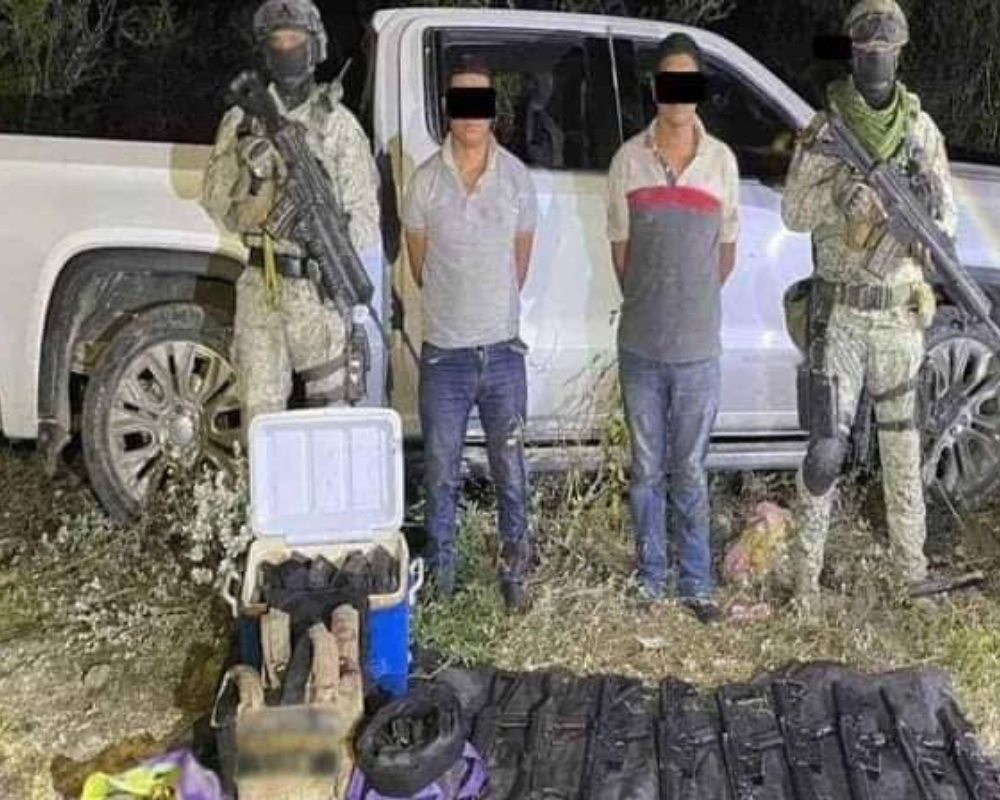 En San Carlos, Tamaulipas, elementos del Ejército Mexicano detuvieron a dos hombres, asegurándoles armas largas, cargadores, cartuchos, equipo táctico y vehículos, uno de ellos con blindaje artesanal. Foto: Redes sociales