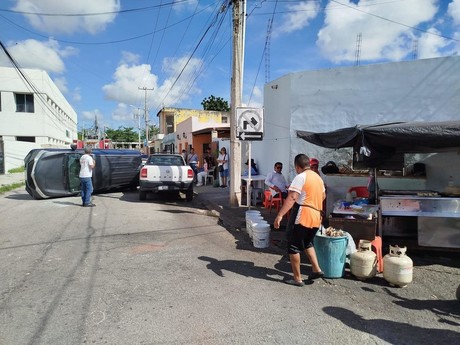 Accidente entre vehículos sorprende a clientes de una taquería cercana