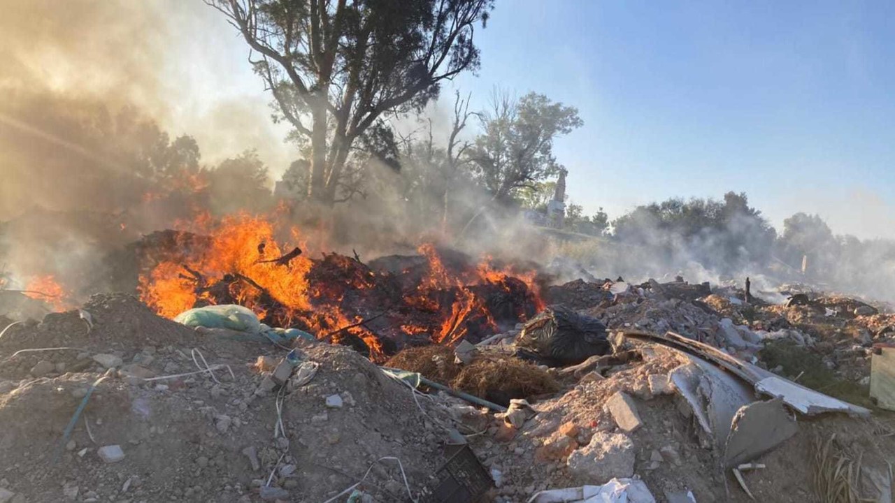 Indigentes son los que terminan prendiendo fuego a estos desechos. Foto: Cortesía.