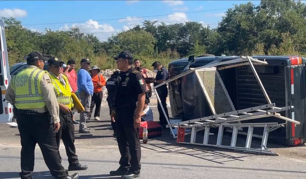 Un accidente registrado la mañana de este viernes dejó a una persona con desprendimiento de un dedo tras volcar una camioneta.-Fuente Telesur Yucatán