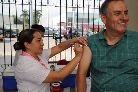 Las bajas temperaturas se acercan y exhortan  a vacunarse, ¿qué vacunas están aplicando?