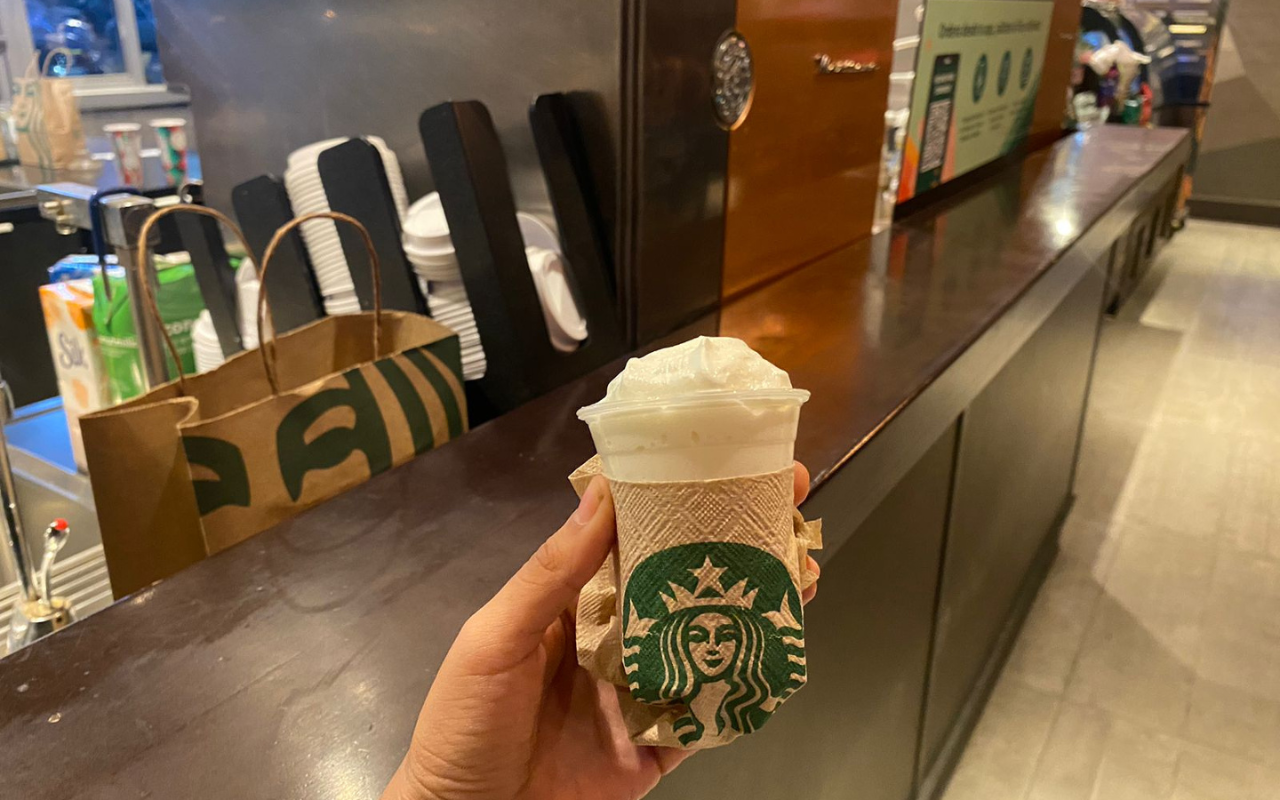 Consiente a tu perro con un 'Poppuccino' de Starbuks. Foto: Sanju Pineda