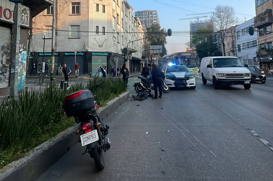 Accidente de motociclista en CDMX.     Foto: Ramón Ramírez