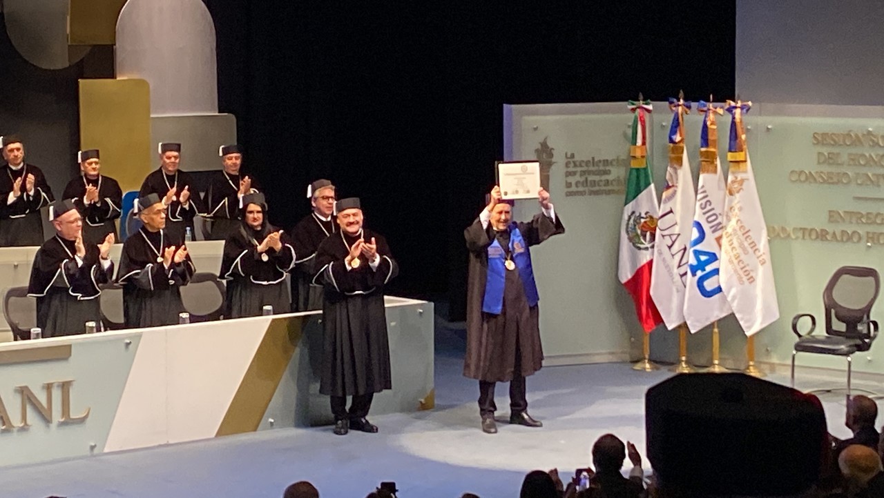 Joan Manuel Serrat alzando el diploma que le otorga el grado de Doctor por la UANL. Fotos. Arturo González.