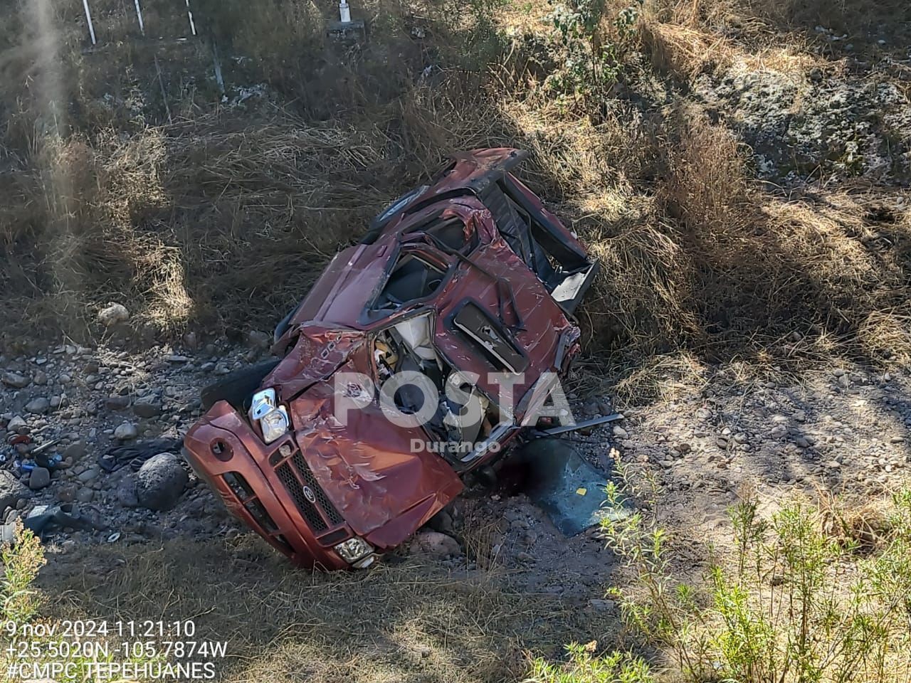 Una persona murió al volcar en un puente. Foto: Especial.