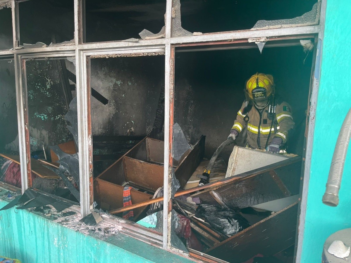 Las autoridades han indicado que el incendio inició en la zona mencionada, propagándose rápidamente y causando importantes daños materiales. Foto: Protección Civil de Nuevo León