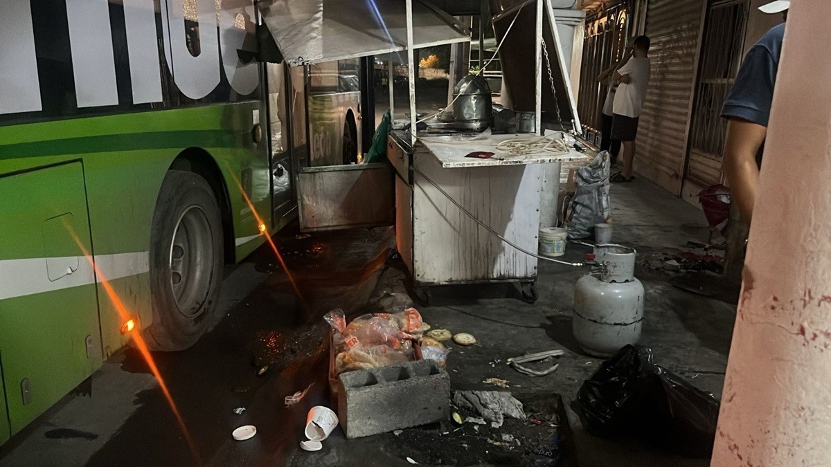 Chofer de ruta urbana atropella puesto de tacos; niña herida. Foto: Protección Civil Monterrey.