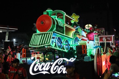 Caravana Coca-Cola 2024 ilumina a Saltillo en su desfile navideño