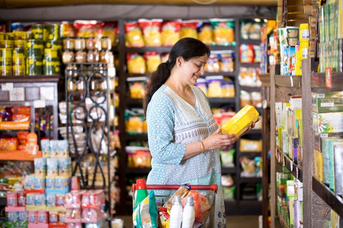 Imagen ilustrativa de una mujer comprando. Foto: Canva