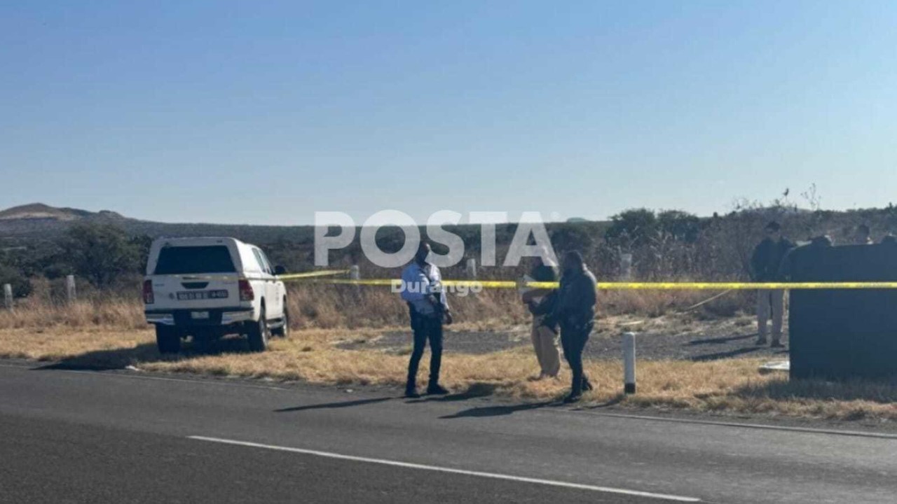 Autoridades, tras un reporte ciudadano, localizan a una víctima de asesinato junto a la autopista a Gómez Palacio. Foto: Cortesía.