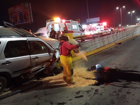 Conductora en estado crítico tras impactarse contra puente en Ramos Arizpe