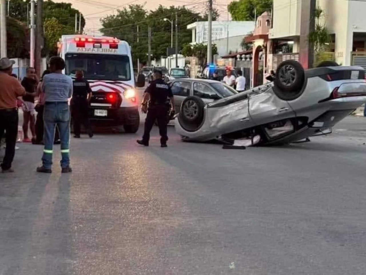 Un accidente registrado la tarde del miércoles en Mérida dejó varios lesionados luego de que un auto Kia resultara volcado.- Foto de Noticias y más MID