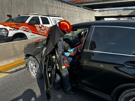 Carambola de 5 vehículos colapsa Gonzalitos en Monterrey