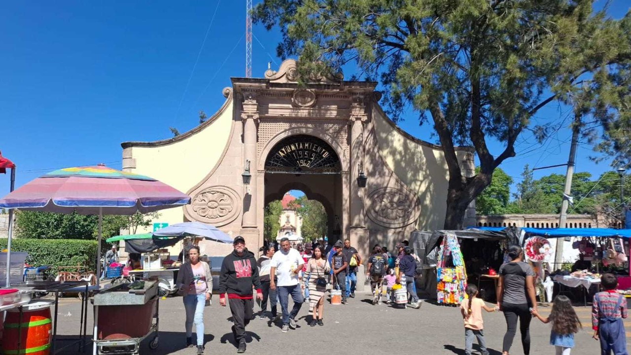 Cientos de familias duranguenses se dan cita en la romería para visitar a sus difuntos. Foto: Jesús Carrillo.