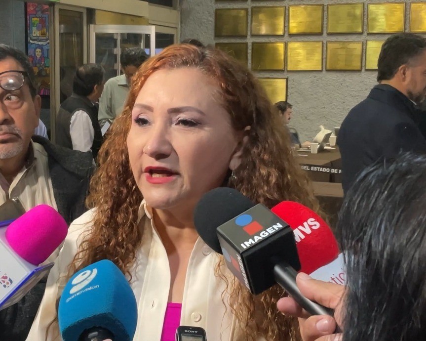 Myrna Grimaldo en entrevista para los medios en el Congreso de Nuevo León. Foto: Congreso de Nuevo León.