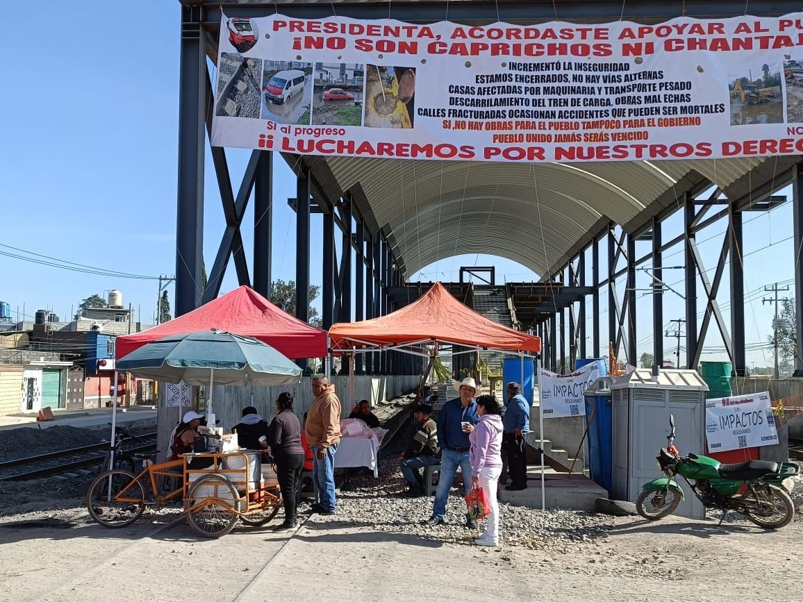 Vecinos de Tultepec exigen soluciones sus demandas para reanudar la ampliación del tren suburbano. Imagen: POSTA