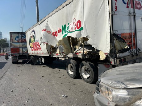 Choque de tren contra tráiler deja 2 peatones muertos en Monterrey