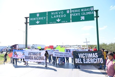 Familiares de víctimas de ejecuciones bloquean Puente 3 en Nuevo Laredo