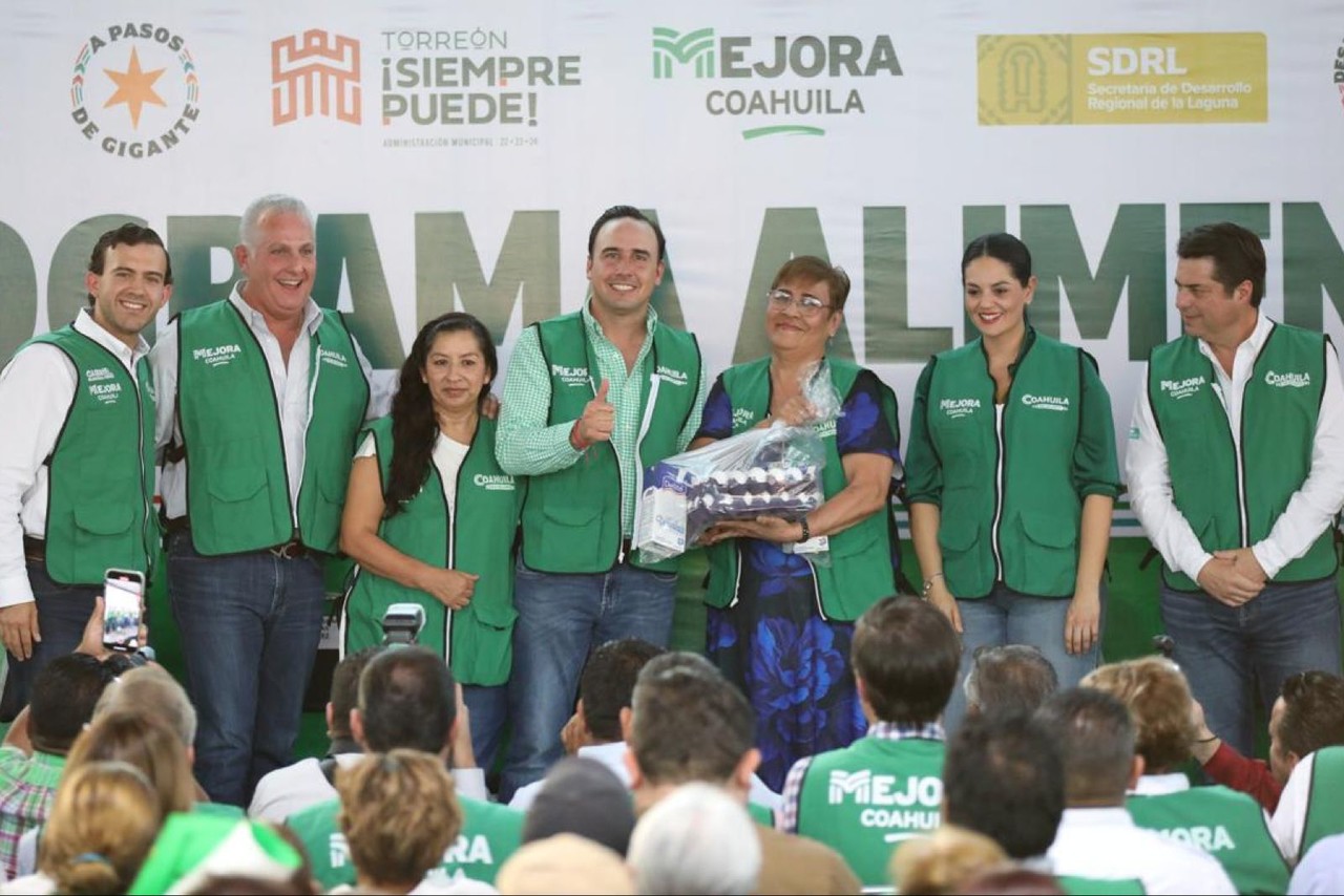 El gobernador Manolo Jiménez en la entrega de huevo y leche en Torreón. (Fotografía: Gobierno de Coahuila)