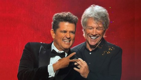 Carlos Vives recibe el premio 'Persona del Año' en manos de Jon Bon Jovi (VIDEO)