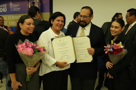 Galardonan a Rosy Sandoval, colaboradora de POSTA, por su trayectoria