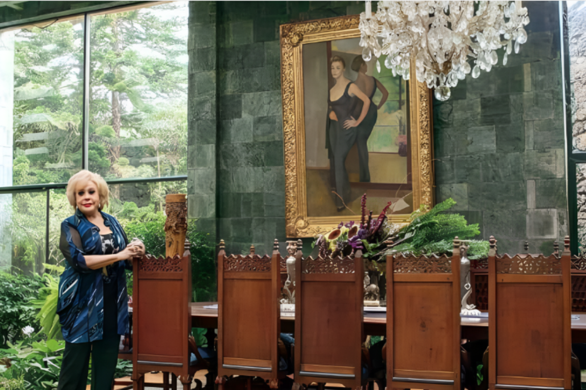 Silvia Pinal frente en su comedor frente a su retrato pintado por Diego Rivera.     Foto: @silvia.pinal.h