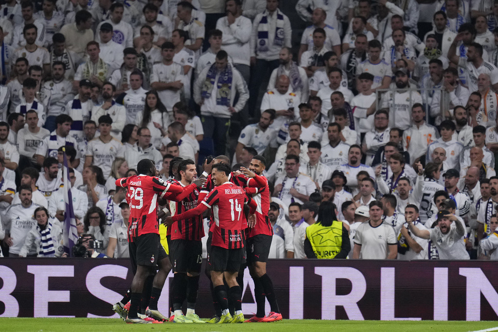 Tijjani Reijnders (14), del Milan, festeja con sus compañeros luego de anotar el tercer gol del conjunto italiano ante el REal Madrid, el martes 5 de noviembre de 2024, en el estadio Santiago Bernabéu (AP Foto/Manu Fernández)