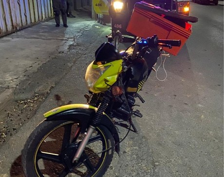 ¡Sin placas ni papeles! Arrestan a hombre en Monterrey con motocicleta robada