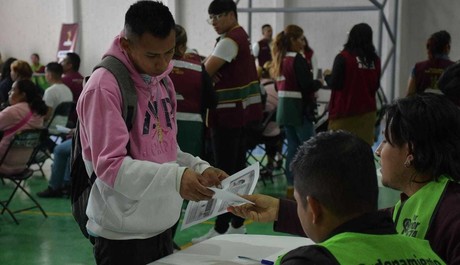 Nezahualcóyotl premia a más de 10 mil estudiantes con apoyos económicos