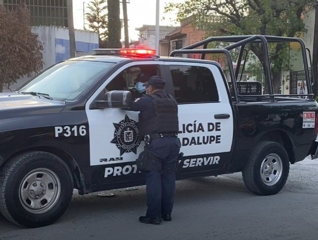 Policías de Guadalupe en la zona donde el sospechoso fue arrestado. Foto: Policía de Guadalupe.