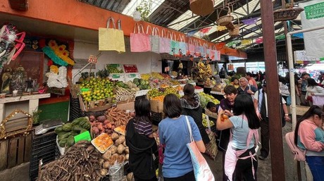 Día de muertos: Familias acuden a mercados a surtir su altar para la ofrenda