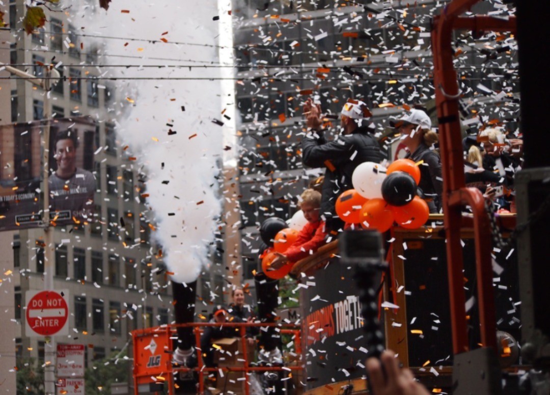 Uno de los eventos más esperados de Acción de Gracias es el famoso Desfile de Macy's en Nueva York. Foto: Canva.