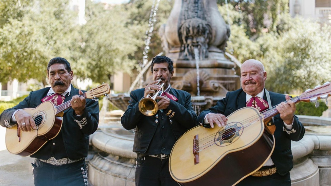 Mariachis interpretando una canción. Foto: Pixceles.