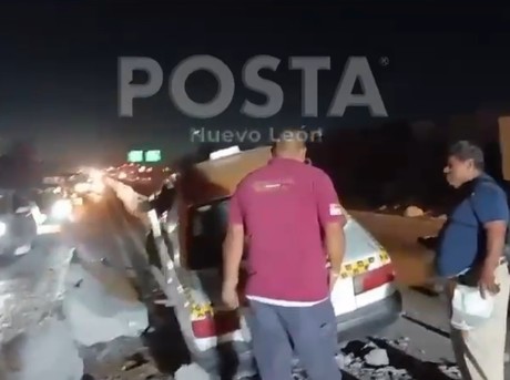 Taxi se impacta contra muro en carretera Monclova, deja tres heridos (VIDEO)