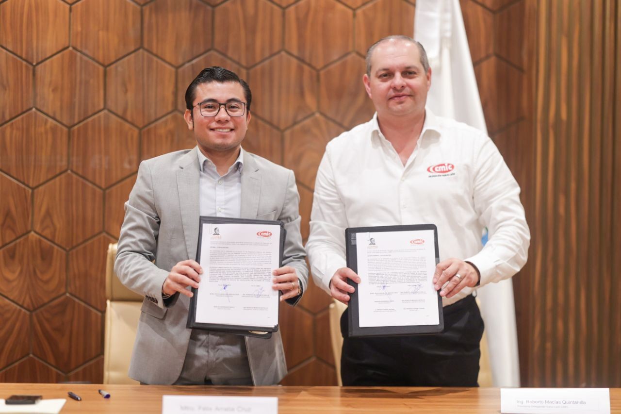 Durante la firma de los convenios, el Alcalde Félix Arratia agradeció el compromiso social de la Cámara Mexicana de la Industria de la Construcción y reiteró la importancia de la colaboración entre el sector público y privado. Foto. Especial.