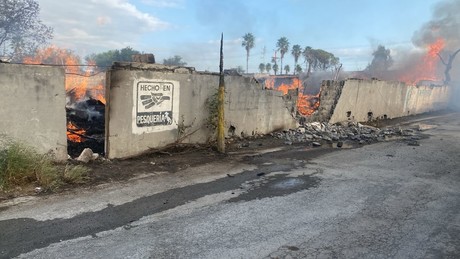 Fuego en Pesquería: Incendio consume tarimera y moviliza a las autoridades (VIDEO)