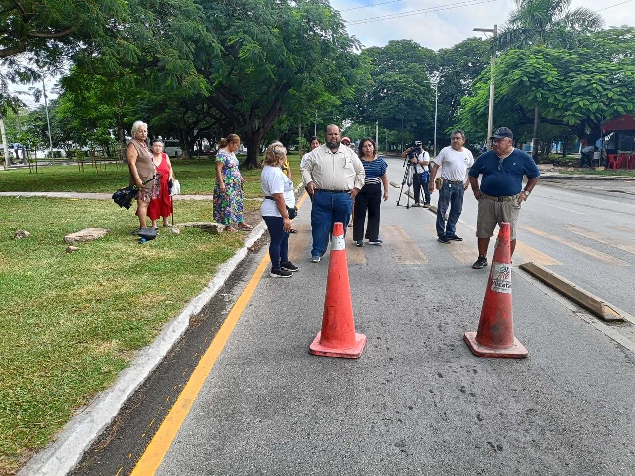 Una protesta se registró la mañana de este lunes cuando vecinos del fraccionamiento Álvaro Torres Díaz bloquearon un carril exclusivo del  trasporte público.- Foto de Expreso Yucatán